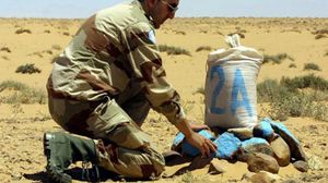 جندي أممي في المنطقة العازلة بين المغرب والبوليساريو في الصحراء- أ ف ب