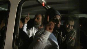 جانب من المعتقلين الذين خرجوا من سجون النظام- يوتيوب