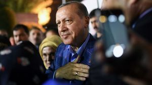أردوغان كان يتجول في مركز للتسوق افتتح السبت خلال زيارته لولاية أرضروم- أ ف ب 