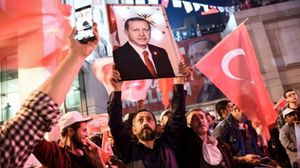 احتفالات في تركيا بفوز معسكر "نعم" في الاستفتاء على التعديلات الدستورية- أ ف ب