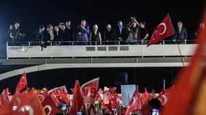أردوغان يتحدث إلى أنصاره عقب إعلان نتيجة الاستفتاء- أ ف ب