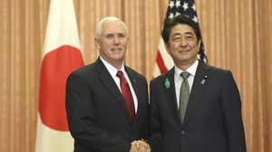 رئيس وزراء اليابان دعا إلى حل سلمي لأزمة كوريا الشمالية لدى استقباله نائب الرئيس الأمريكي- أ ف ب 