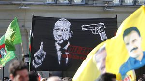 لافتة تدعو لقتل أردوغان رفعها أنصار حزب العمال الكردستاني في سويسرا- تويتر