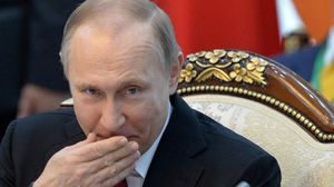 أكد الصحفي الروسي أن العالم يظن أن بوتين غالبا ما يعكس صورة السياسي القوي الذي يدير روسيا لوحده، ولكن في حقيقة الأمر يمثل الرئيس الروسي مجموعة من الأشخاص- أ ف ب 