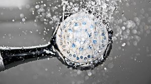 يعمل الماء البارد على تضييق المسام وشد الجلد  ويقلل من الزيوت التي تنتجها بشرتك عند الاستحمام بالماء الساخن- cco