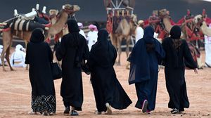 قالت الكاتبة الروسية إنها تحترم القوانين السعودية بإلزامها بلبس العباءة- أ ف ب