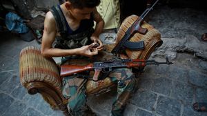 مقاتل من المعارضة السورية المسلحة يعبئ ذخيرته- أ ف ب