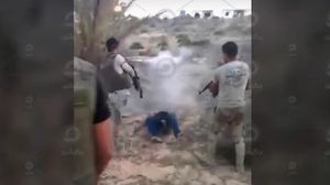 مشهد من الفيديو المسرب عن جريمة الإعدام التي ارتكبها الجيش في سيناء- عربي21