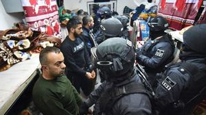 الاحتلال يجري تفتيشات يومية لإرهاق الأسرى وكسر إضرابهم- الإعلام العبري