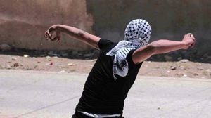الشبان الفلسطينيون رشقوا قوات الاحتلال بالحجارة والزجاجات الحارقة والفارغة - أرشيفية