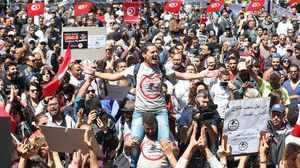 طالب التونسيون بالسحب الفوري والنهائي لقانون المصالحة الذي يهدد مسار الانتقال الديمقراطي التونسي- الأناضول