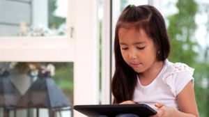 قضاء الأطفال ساعات طويلة محدقين في الهواتف الذكية يؤثر على تطور اللغة والقراءة ويغير من بنية الدماغ - جيتي