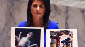 المندوبة الأمريكية لدى الأمم المتحدة فاجأت الجميع برفعها صورا للضحايا- أ ف ب 