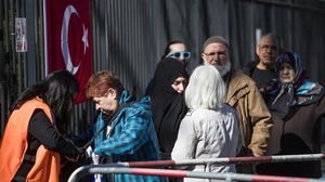 مواطنون أتراك أمام قنصلية بلادهم في برلين من أجل المشاركة في الاستفتاء- أ ف ب