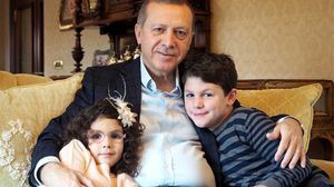 معروف أن أردوغان يحب قضاء وقت مع أحفاده- أرشيفية