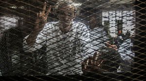 المصور محمود شوكان خلف القضبان في المحكمة- جيتي
