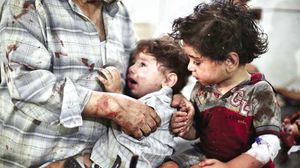 أسفر الهجوم الذي نفذته مروحية تابعة لقوات الأسد عن مقتل 34 شخصا على الأقل بينهم نساء وأطفال- جيتي