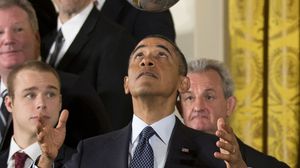 الرئيس الأمريكي السابق، باراك أوباما يداعب الكرة بالبيت الأبيض - تويتر