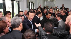 الأسد ظهر في مقطع قصير وهو يحمل حقيبة ويدخل ما يعتقد أنه قصر الشعب- تويتر