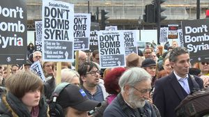 النشطاء طالبوا حكومة بريطانيا بعدم الانسياق وراء الولايات المتحدة والدخول في حرب بسوريا- عربي21