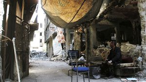 منظمات حقوقية دعت إلى الالتفات لمصير آلاف المدنيين في مخيم اليرموك المحاصر- جيتي 