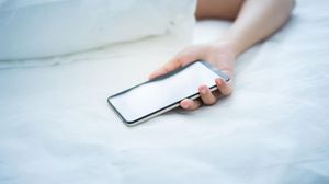 ينتهك استخدام الأجهزة الإلكترونية في غرفة النوم الدورة الطبيعية للنوم وذلك نتيجة الضوء الأزرق المنبعث منها