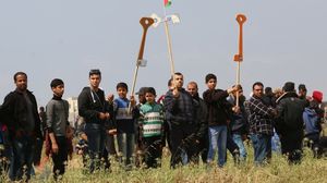 رأى محلل سياسي أن قيادة غزة لمسيرة العودة يؤكد أنها الضلع القائم في الحفاظ على الثوابت- عربي21