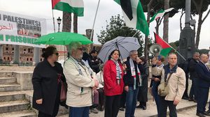 شارك في المظاهرة التي تم تنظيمها بساحة مادونا ديل لوريتو مقيمون عرب ومواطنون إيطاليون- الأناضول 