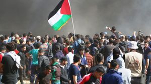وثق المرصد قيام قناصة الجيش الإسرائيلي بإطلاق نار على فلسطيني أثناء الصلاة في إحدى أماكن الاحتجاج- عربي21