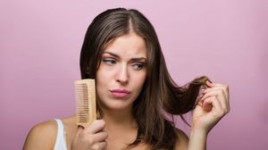 يحدث تقصف أطراف الشعر نتيجة التعرض الدائم للشمس وجفاف الشعر، واستخدام أجهزة تصفيف الشعر بصورة منتظمة- أرشيفية