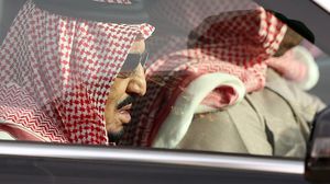 الملك السعودي عمد إلى توزيع المساعدات على المناطق التي تمثل أهم قواعد دعم آل سعود؛ وهي الرياض والقصيم وحائل- جيتي