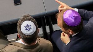عضوان في البرلمان الألمانية يرتديان "الكيباه" قبعة المتدينين اليهود في البرلمان- جيتي