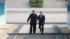 ابتسم كيم ومون وتصافحا بالأيدي ثم عبرا الحدود إلى كوريا الشمالية لفترة وجيزة في لفتة رمزية- جيتي