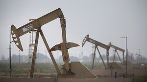 الانخفاض في المخزونات وتقارير عن نقل النفط من خزانات عائمة شكلت أساسا قويا لارتفاع أسعار النفط- جيتي