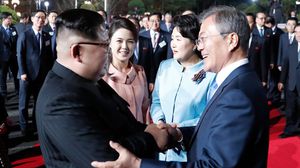 زعيما الكوريتين التقيا الجمعة للمرة الأولى منذ 10 سنوات- جيتي