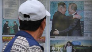 مواطن في كوريا الجنوبية يطالع صحيفة نشرت صور اللقاء التاريخي بين زعيمي الجزيرة الكورية- جيتي