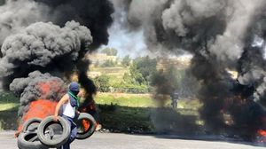 شبان فلسطينيون أشعلوا الإطارات في الضفة تضامنا مع مسيرة العودة بغزة- فيسبوك