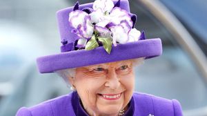 شهدت جولة الملكة البريطانية إجراءات احترازية تمثلت في فحص الأشخاص الـ48 الذين ستلتقيهم- جيتي