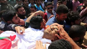 شييع آلاف الفلسطينيين الصحفي ياسر مرتجى بعد استشهاده برصاص الاحتلال- جيتي