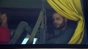 مقاتل من المعارضة خلال عمليات الإجلاء من الغوطة الشرقية- جيتي