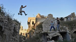 شبان سوريون يمارسون رياضة الباركور في حلب في شمال سوريا- أ ف ب