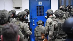 أوضحت هيئة الأسرى الفلسطينية أن قوات الاحتلال ما زالت تقتحم غرف المعتقلين القاصرين يوميا- أرشيفية