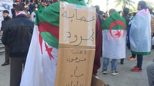 جزائري يرفع لافتة تحتج على اختيار ابن صالح لإدارة المرحلة الانتقالية- تويتر