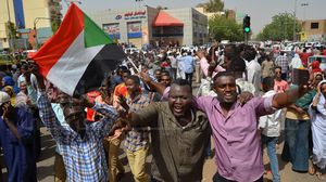 السودانيون احتلفوا الجمعة بتنحي رئيس المجلس العسكري عوض ابن عوف- تويتر