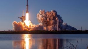 بعد أن دفع الحمولة إلى الفضاء، عاد صاروخ الدفع الأوسط بعد عشر دقائق تقريبا في هبوط ناجح- SpaceX