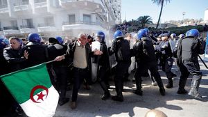 شهدت العاصمة الجزائرية مواجهات محدودة، ونادرة الحدوث، بين الشرطة ومحتجين- فيسبوك