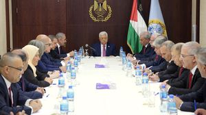 وزراء حكومة اشتية مع عباس- وكالة وفا