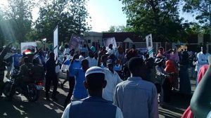 لا يزال آلاف السودانيين يعتصمون أمام مقر وزارة الدفاع- (صفحة تجمع المهنيين على فيسبوك)