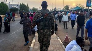 عنصر من الجيش السوداني وسط المتظاهرين في الخرطوم- الأناضول