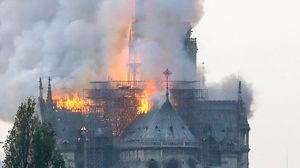 اندلع حريق في كاتدرائية نوتردام، التي تعود للعصور الوسطى، واقترح ترامب استخدام طائرات رش المياه لإخماد الحريق- تويتر